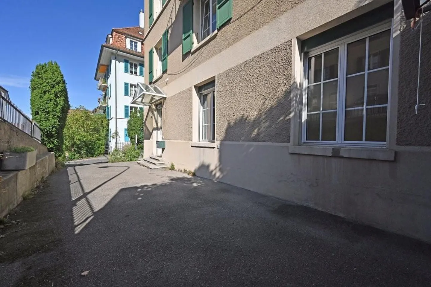 Commercial space including garage and private forecourt for rent - Photo 9 of 12