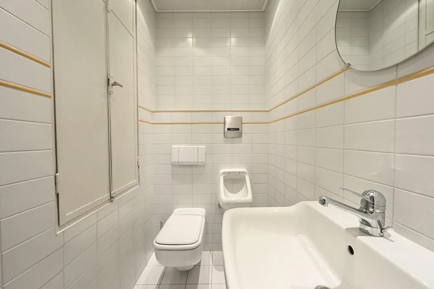 Commercial space including garage and private forecourt for rent - Photo 8 of 12