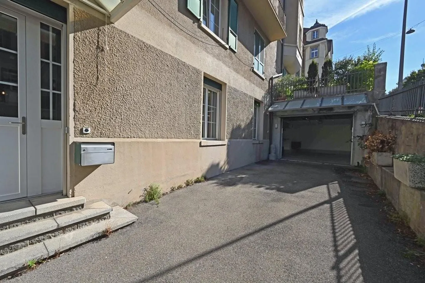 Commercial space including garage and private forecourt for rent - Photo 10 of 12
