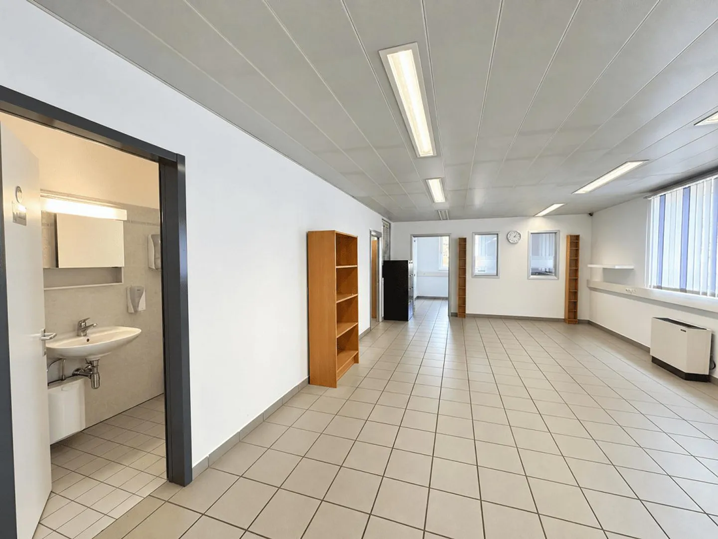 SPACIOUS OFFICE IN TAVERNE OF 175 SQM + VARIOUS PARKING SPACES - Photo 3 of 13