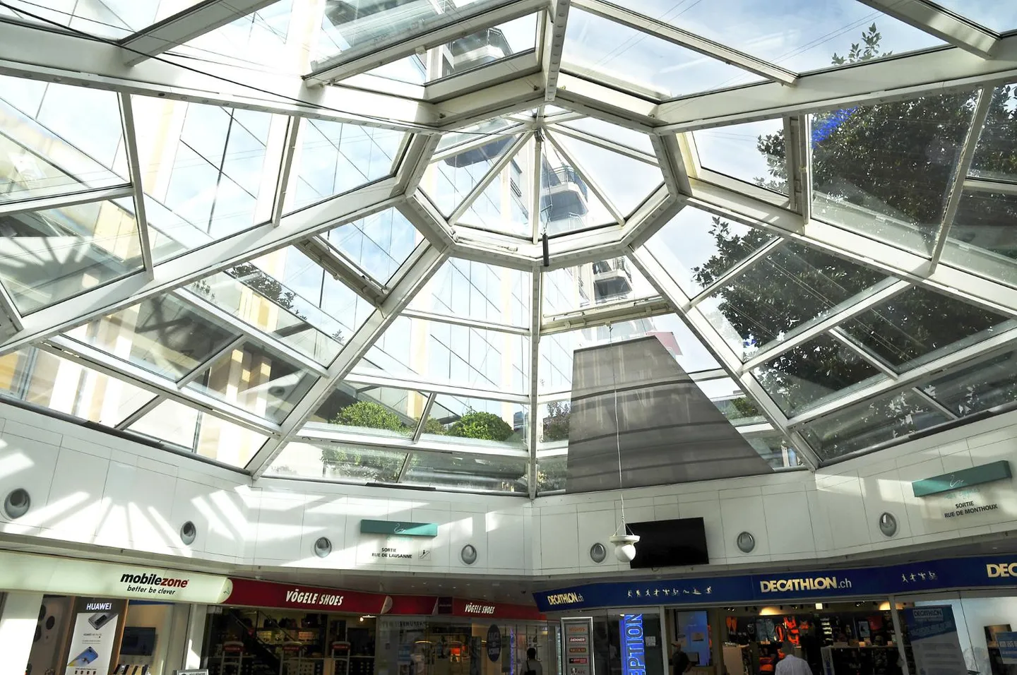 Spazio commerciale nel centro Les Cygnes vicino alla stazione Cornavin - Foto 2 di 3