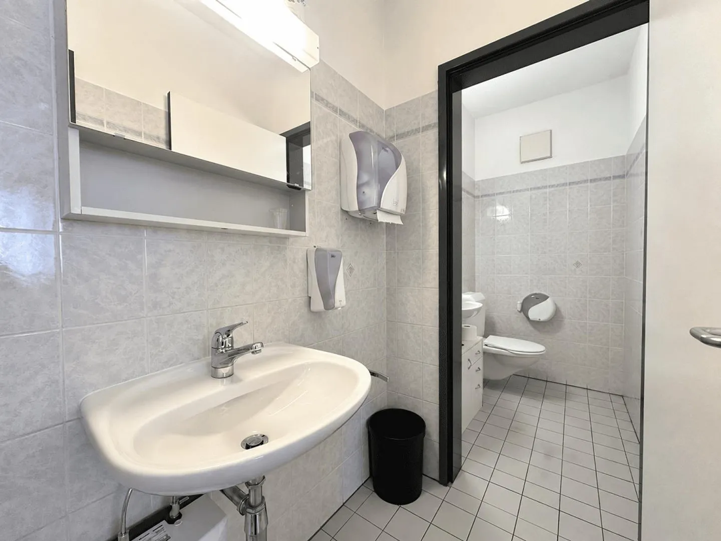 SPACIOUS OFFICE IN TAVERNE OF 175 SQM + VARIOUS PARKING SPACES - Photo 10 of 13