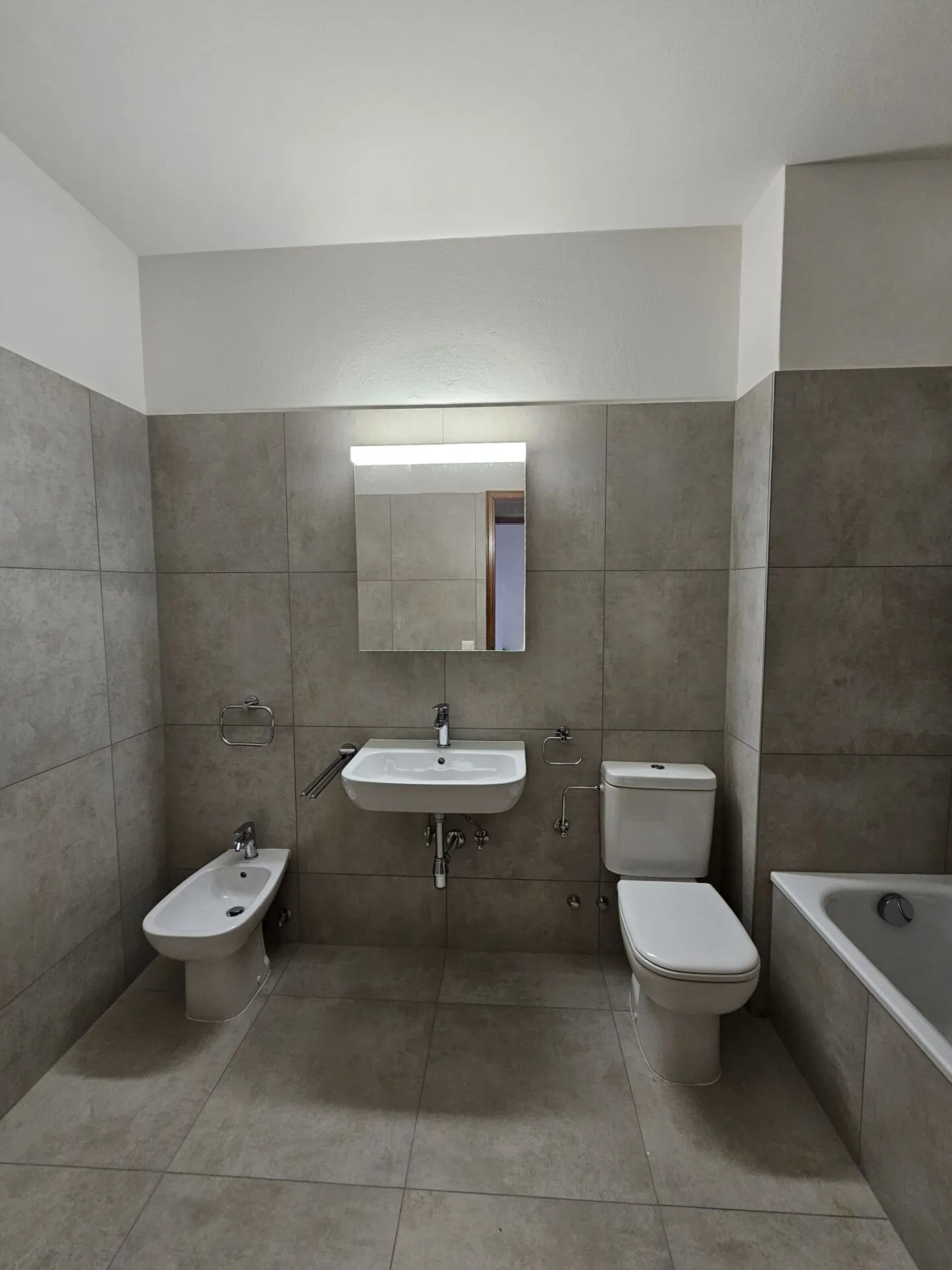 4.5 Rooms Renovated with Large Terrace and Lake View - Photo 9 of 10