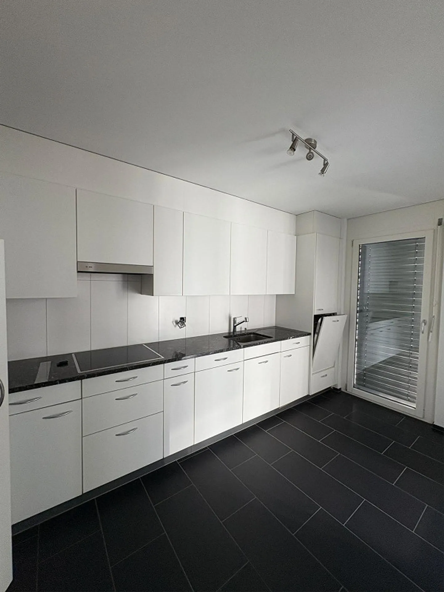 Grosszügige helle 2 1/2-Zimmer-Wohnung im Dorfzentrum von Döttingen - Foto 2 di 3