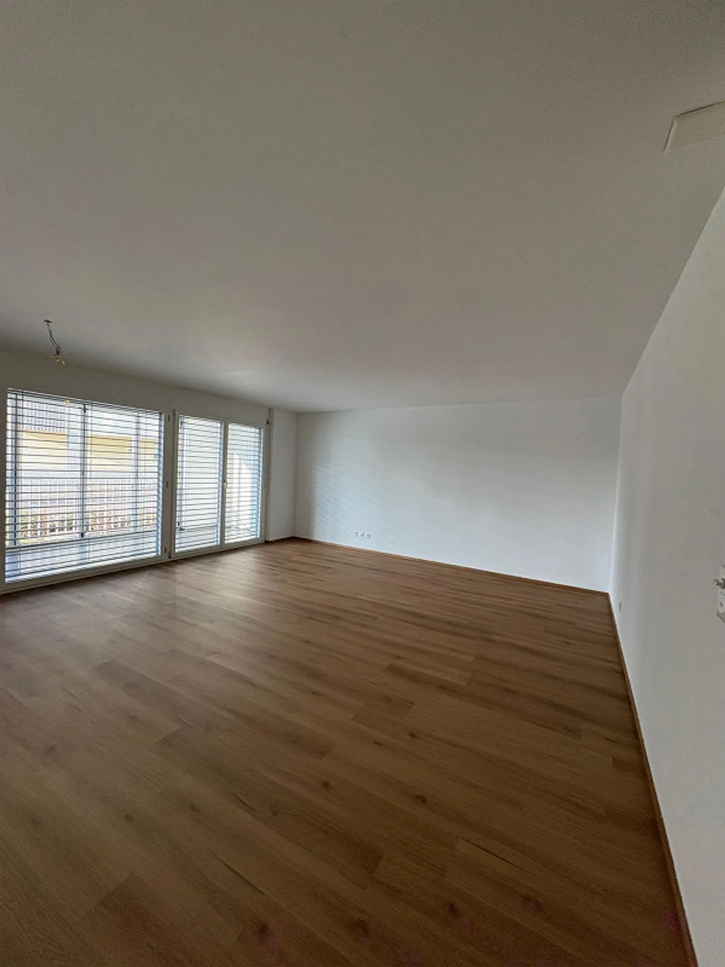 Grosszügige helle 2 1/2-Zimmer-Wohnung im Dorfzentrum von Döttingen - Foto 3 di 3