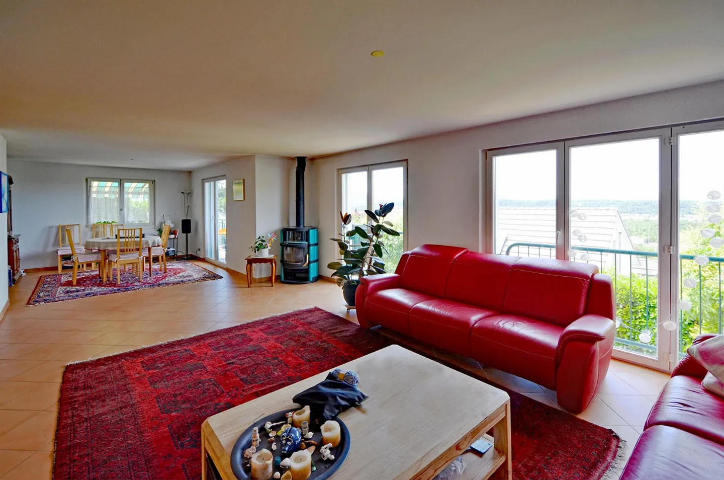 Maison familiale avec vue dégagée et beaucoup d'espace à Münchenstein - Photo 3 sur 17