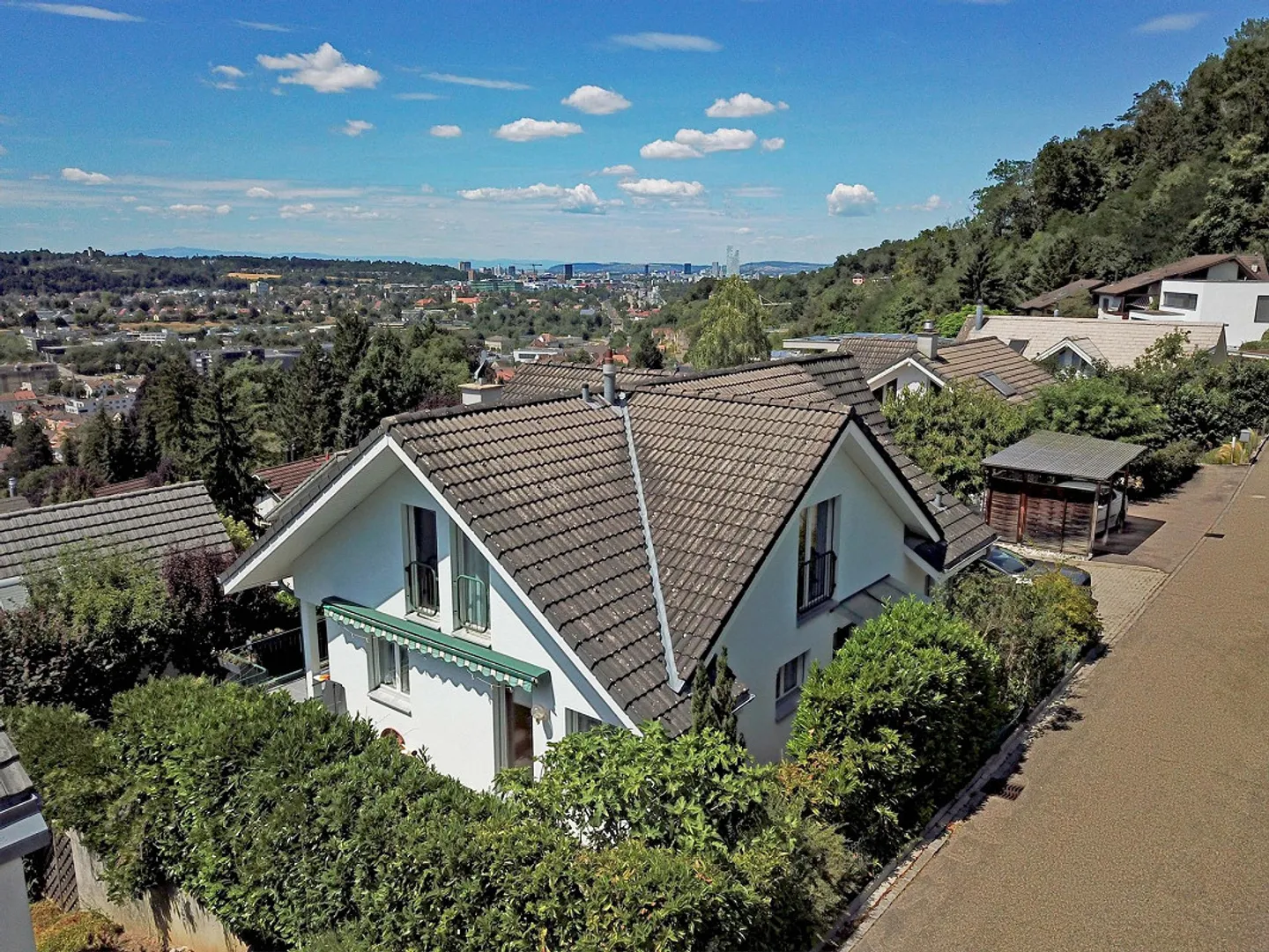 Maison familiale avec vue dégagée et beaucoup d'espace à Münchenstein - Photo 2 sur 17