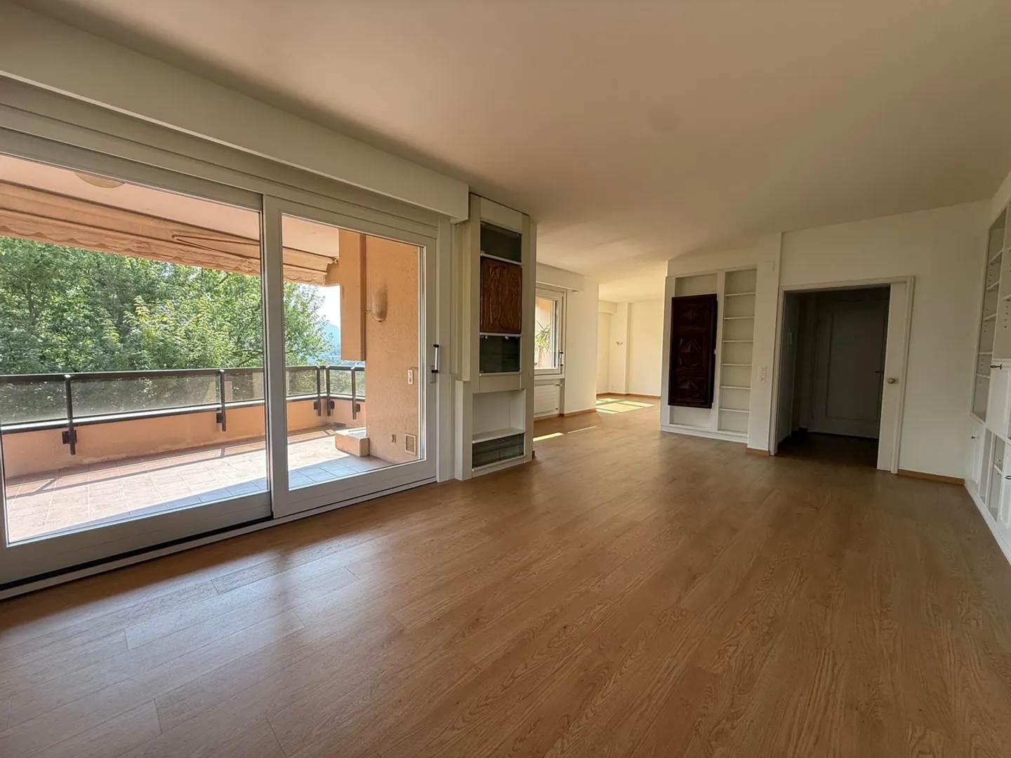 APPARTEMENT ÉLÉGANT ENTOURÉ DE VERDURE À DEUX PAS DU CENTRE - Photo 2 sur 12
