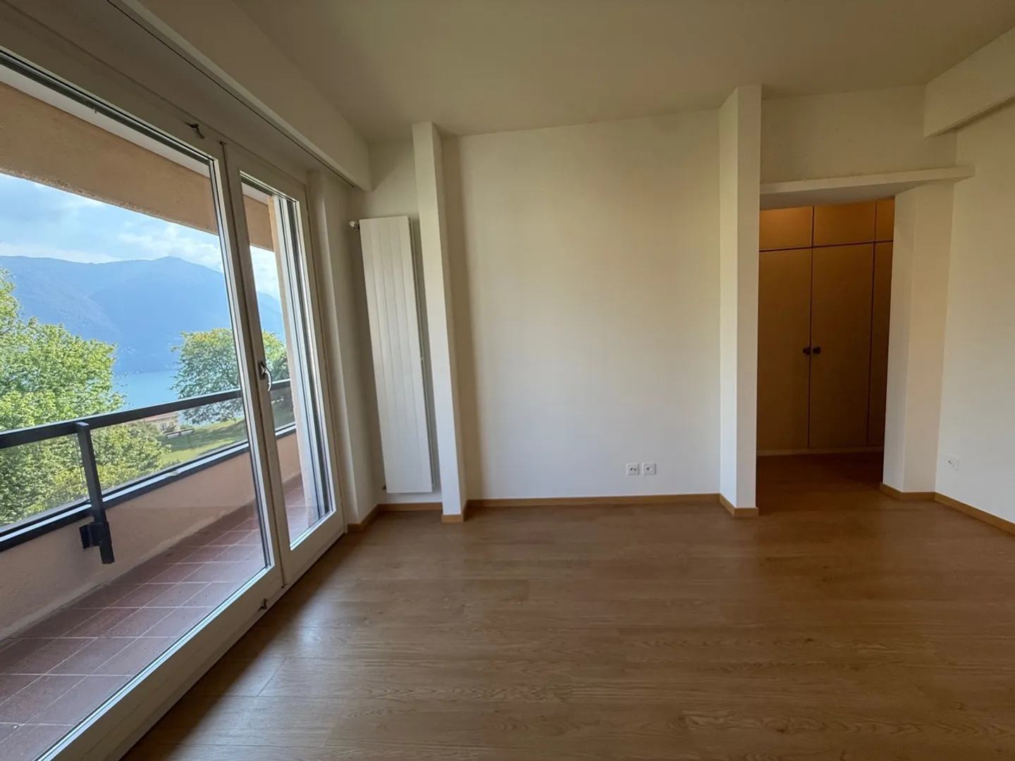 APPARTEMENT ÉLÉGANT ENTOURÉ DE VERDURE À DEUX PAS DU CENTRE - Photo 8 sur 12