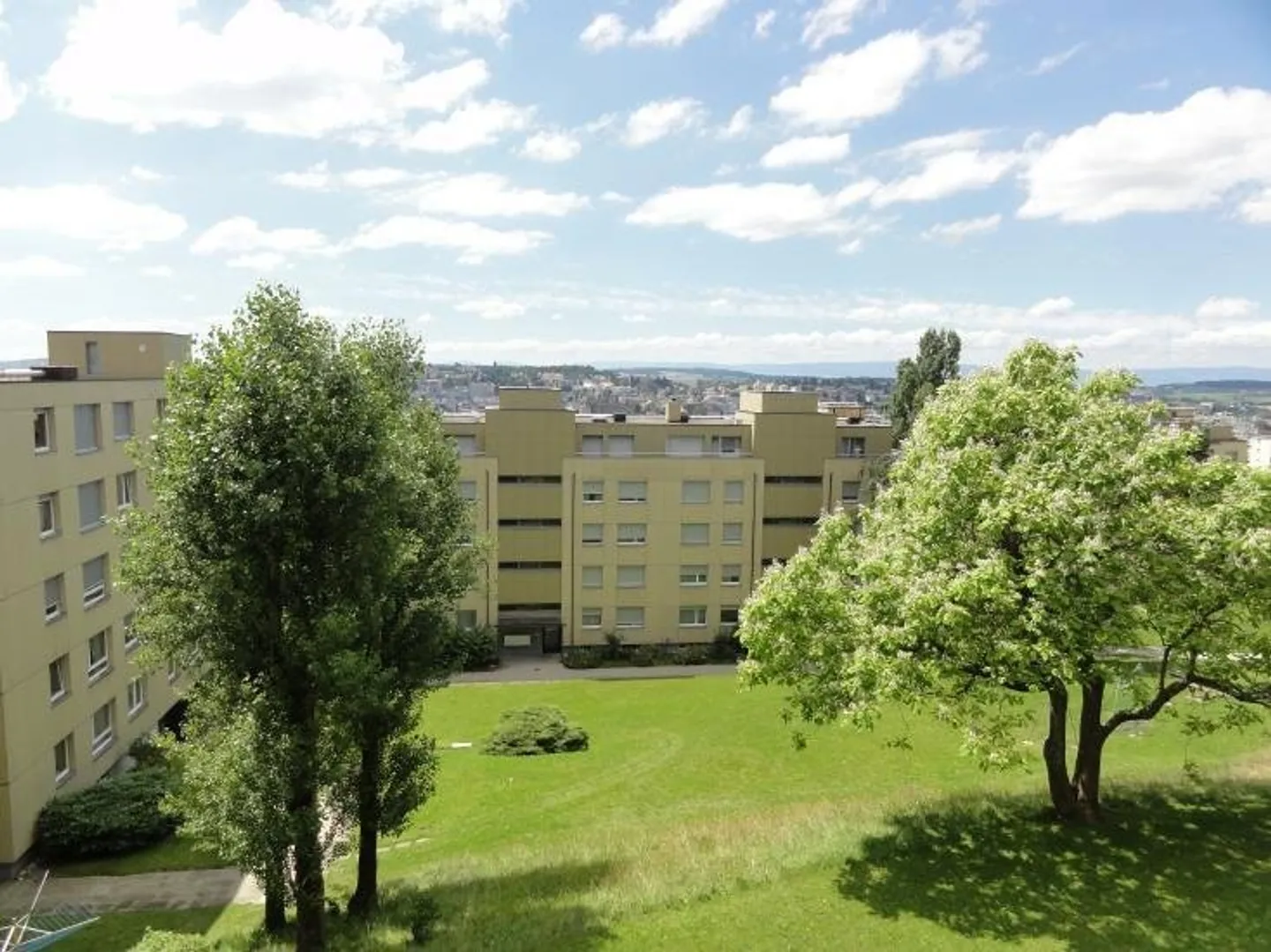 Charmant appartement 2.5 pièces avec balcon - Photo 2 sur 7