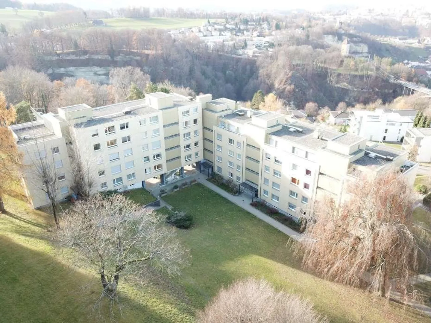 Charmant appartement 2.5 pièces avec balcon - Photo 3 sur 7