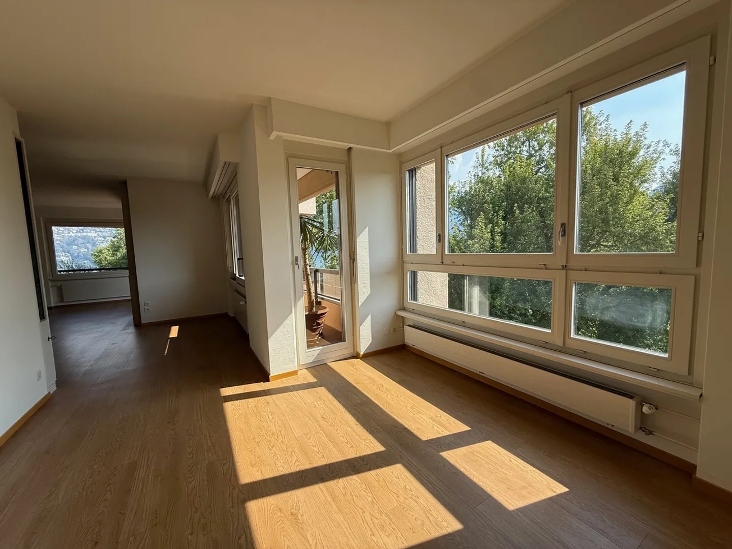 APPARTEMENT ÉLÉGANT ENTOURÉ DE VERDURE À DEUX PAS DU CENTRE - Photo 4 sur 12