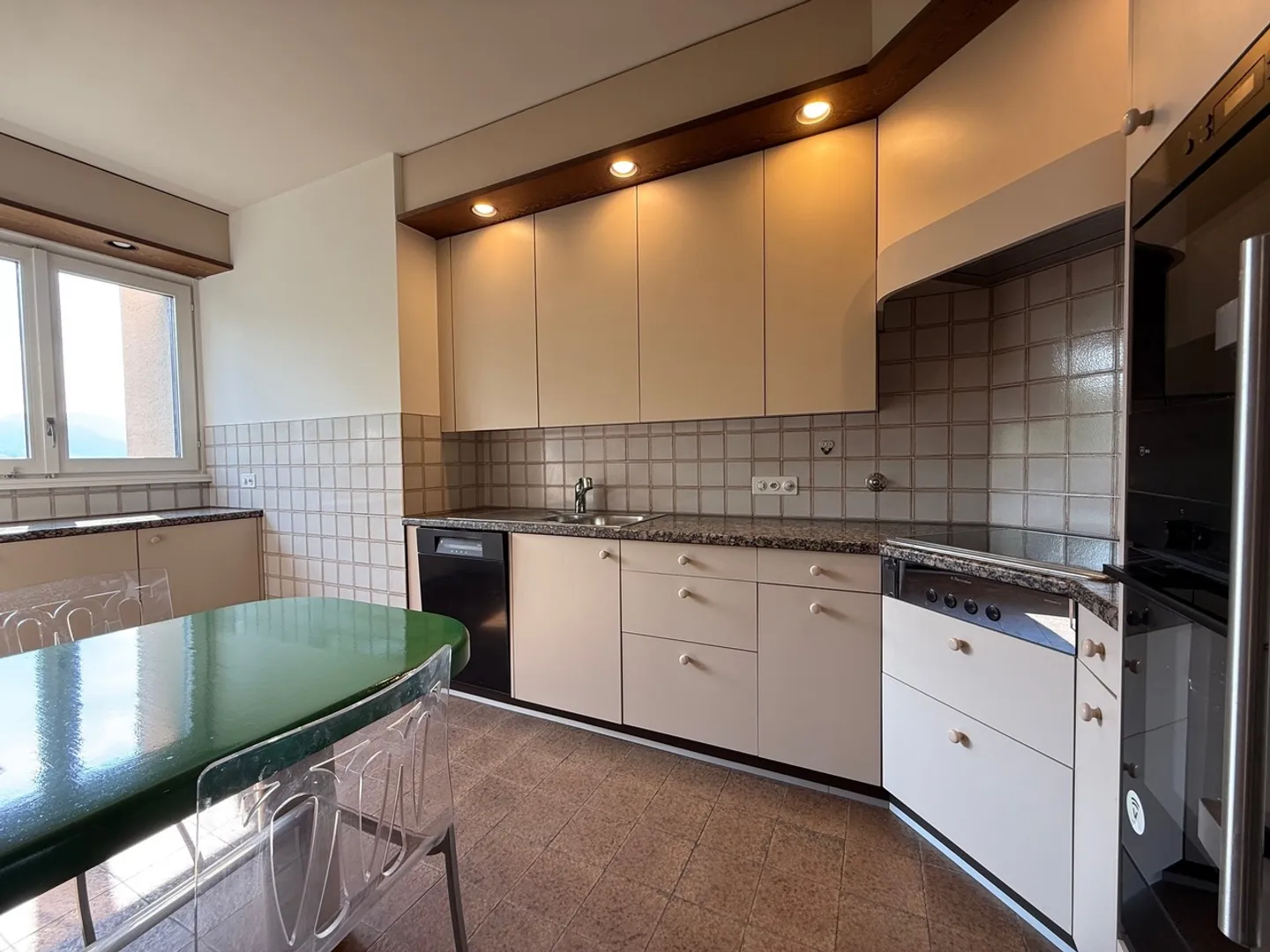 APPARTEMENT ÉLÉGANT ENTOURÉ DE VERDURE À DEUX PAS DU CENTRE - Photo 5 sur 12