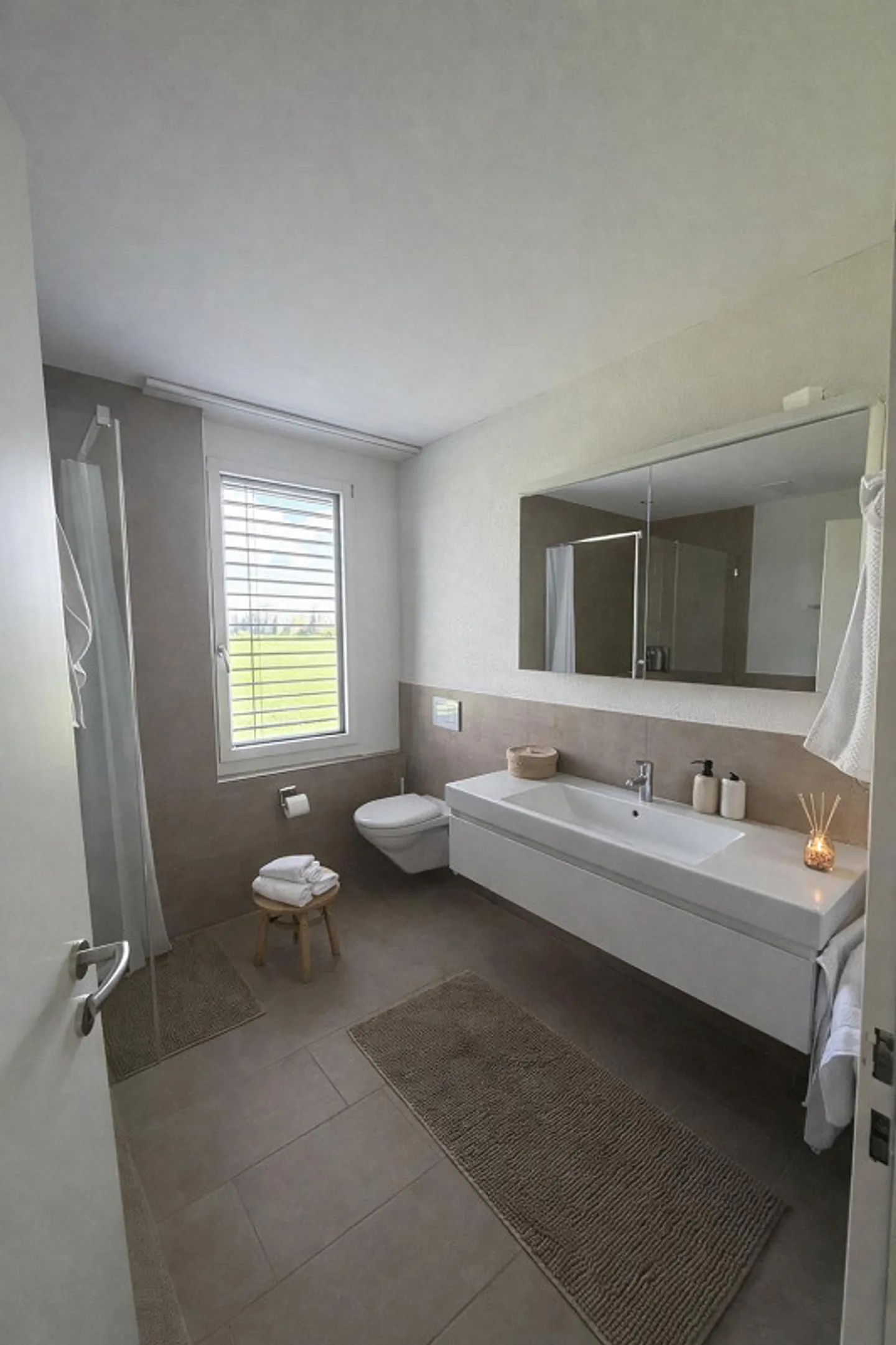 Fully furnished 4.5 room apartment available due to world travel - Photo 1 of 13