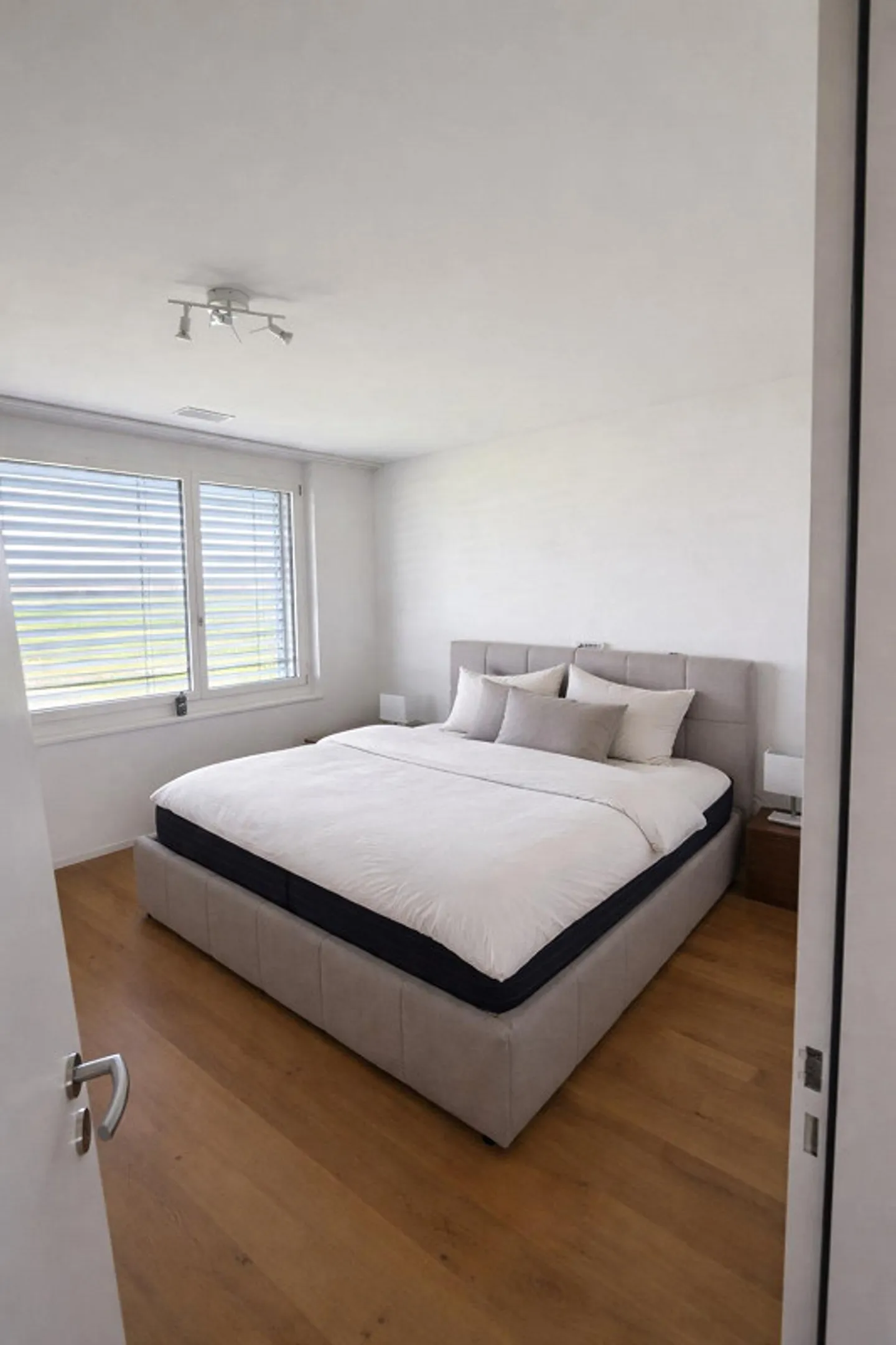 Fully furnished 4.5 room apartment available due to world travel - Photo 7 of 13