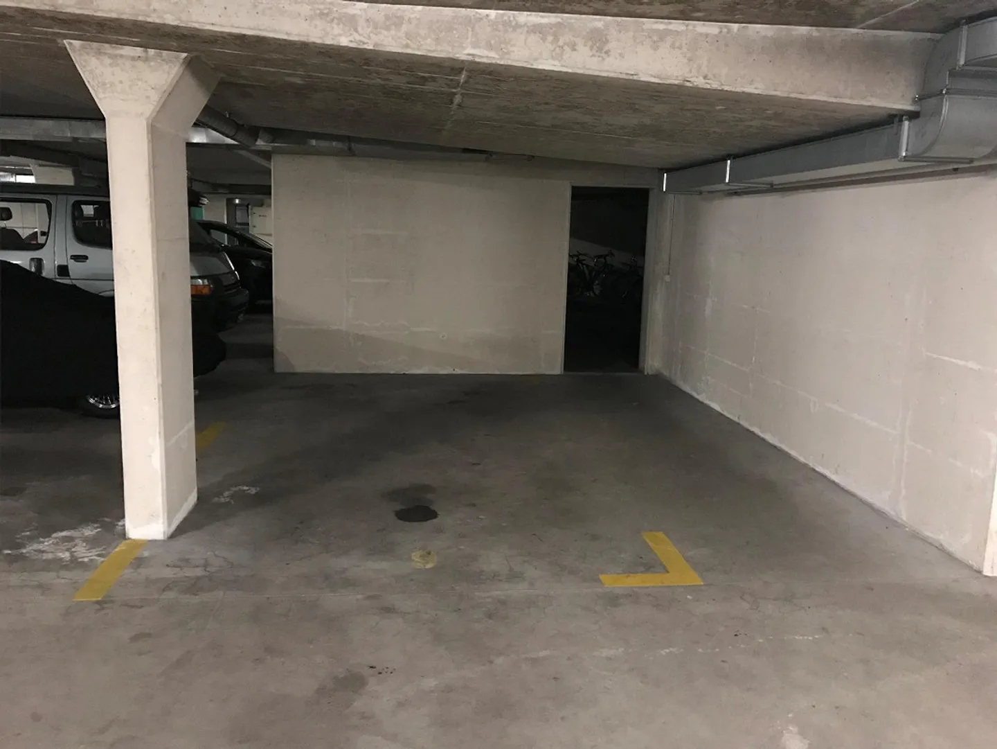 Place de stationnement, également pour véhicules électriques - Photo 1 sur 2