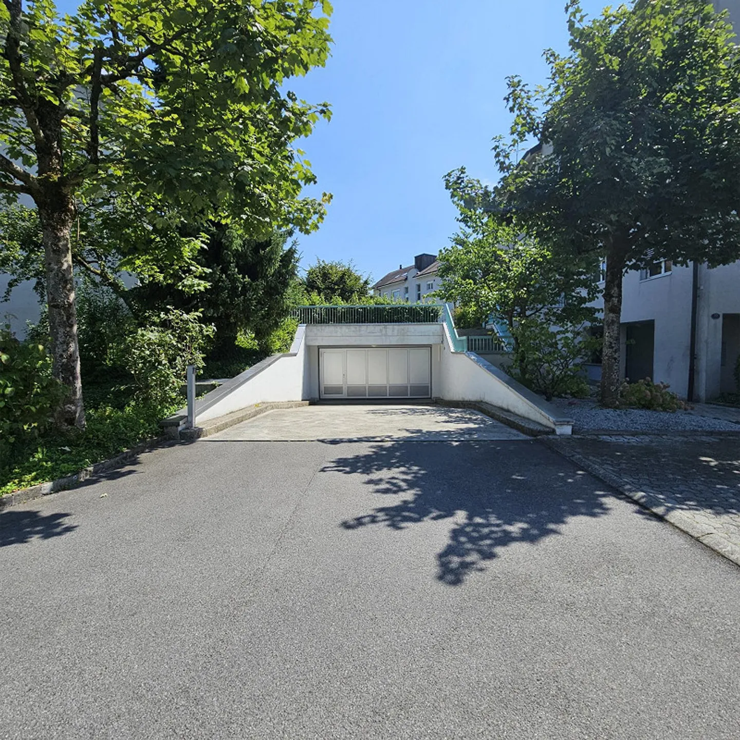 Place de stationnement, également pour véhicules électriques - Photo 2 sur 2