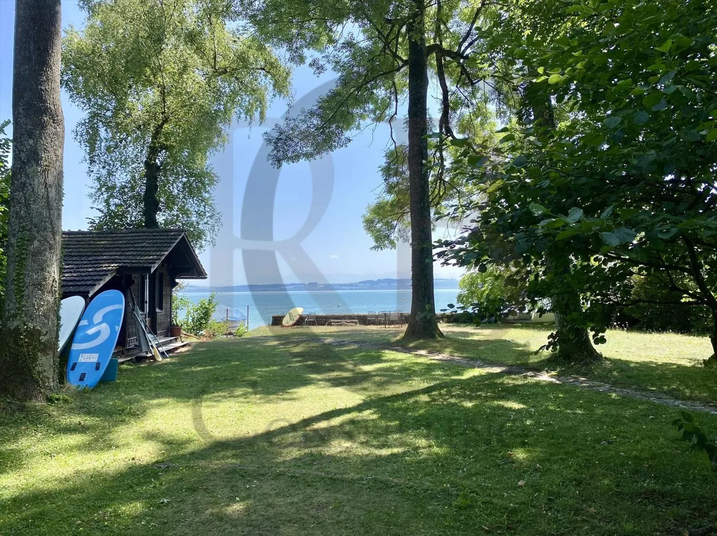 Villa al lago con un ampio giardino - Foto 3 di 9