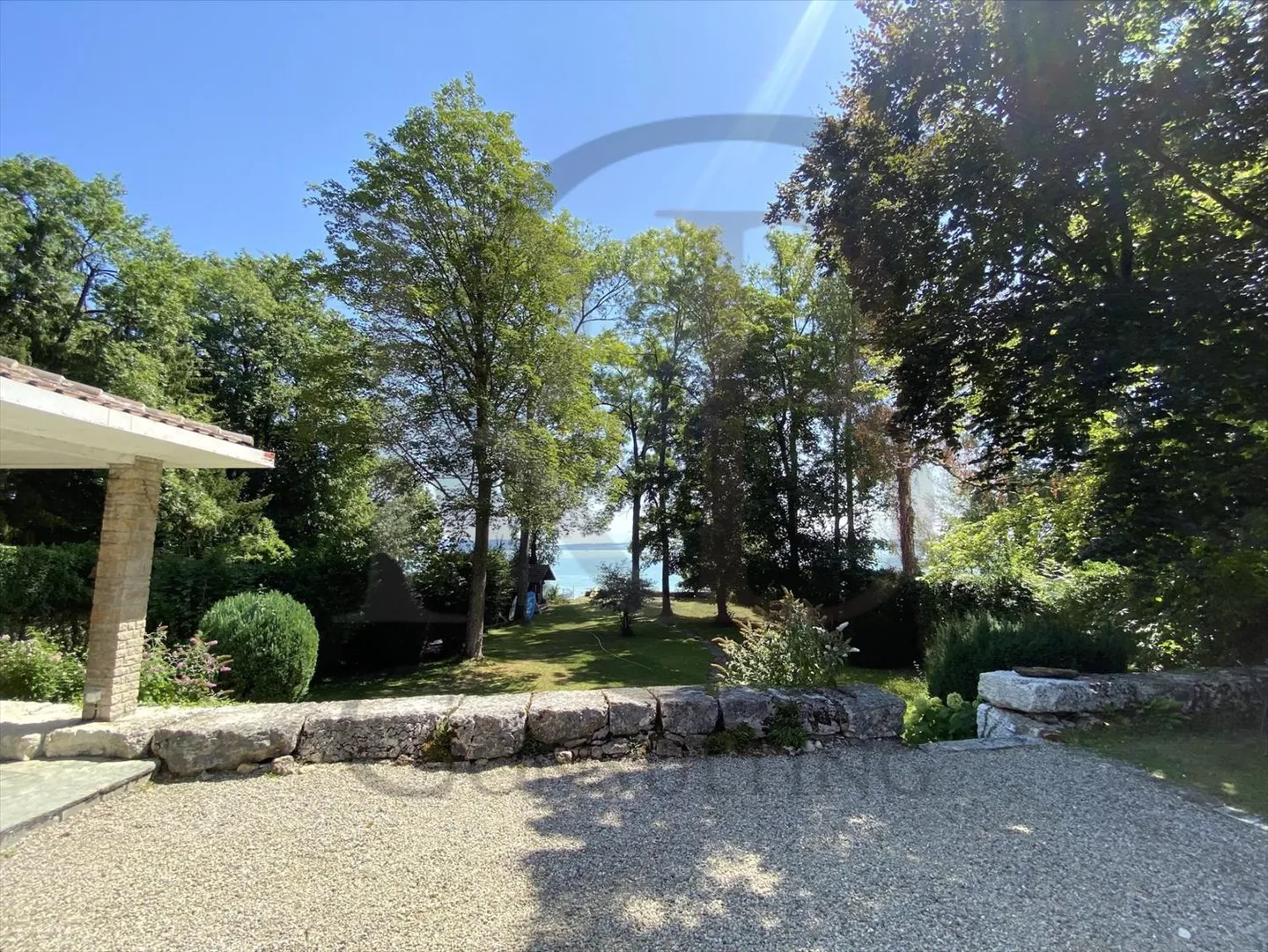 Villa al lago con un ampio giardino - Foto 9 di 9