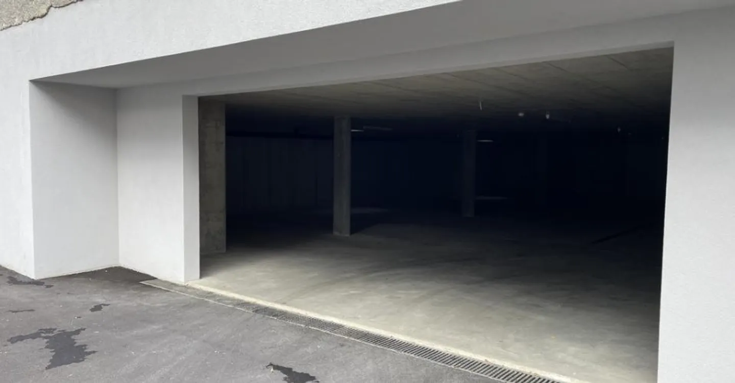 Parking spaces in collective garage - Photo 3 of 3