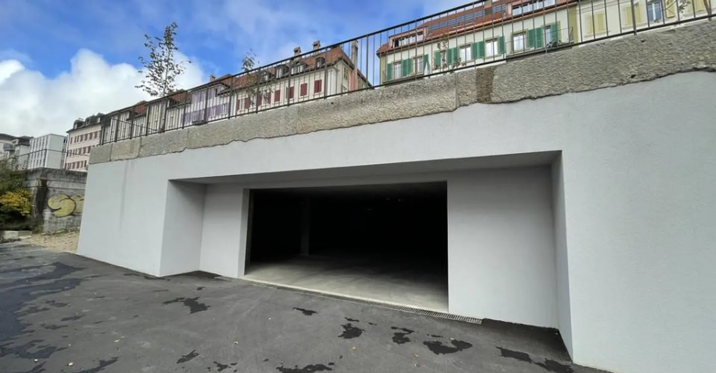 Parking spaces in collective garage - Photo 2 of 3