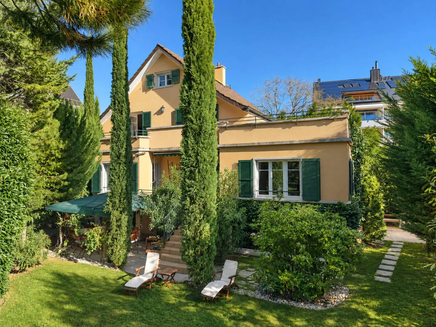 Charming house with beautiful garden in a quiet neighborhood - Photo 1 of 12