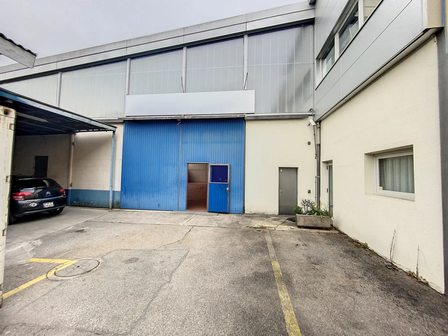 Meyrin - Locali industriali circa 1'300m2 (uffici + garage) - Foto 1 di 6