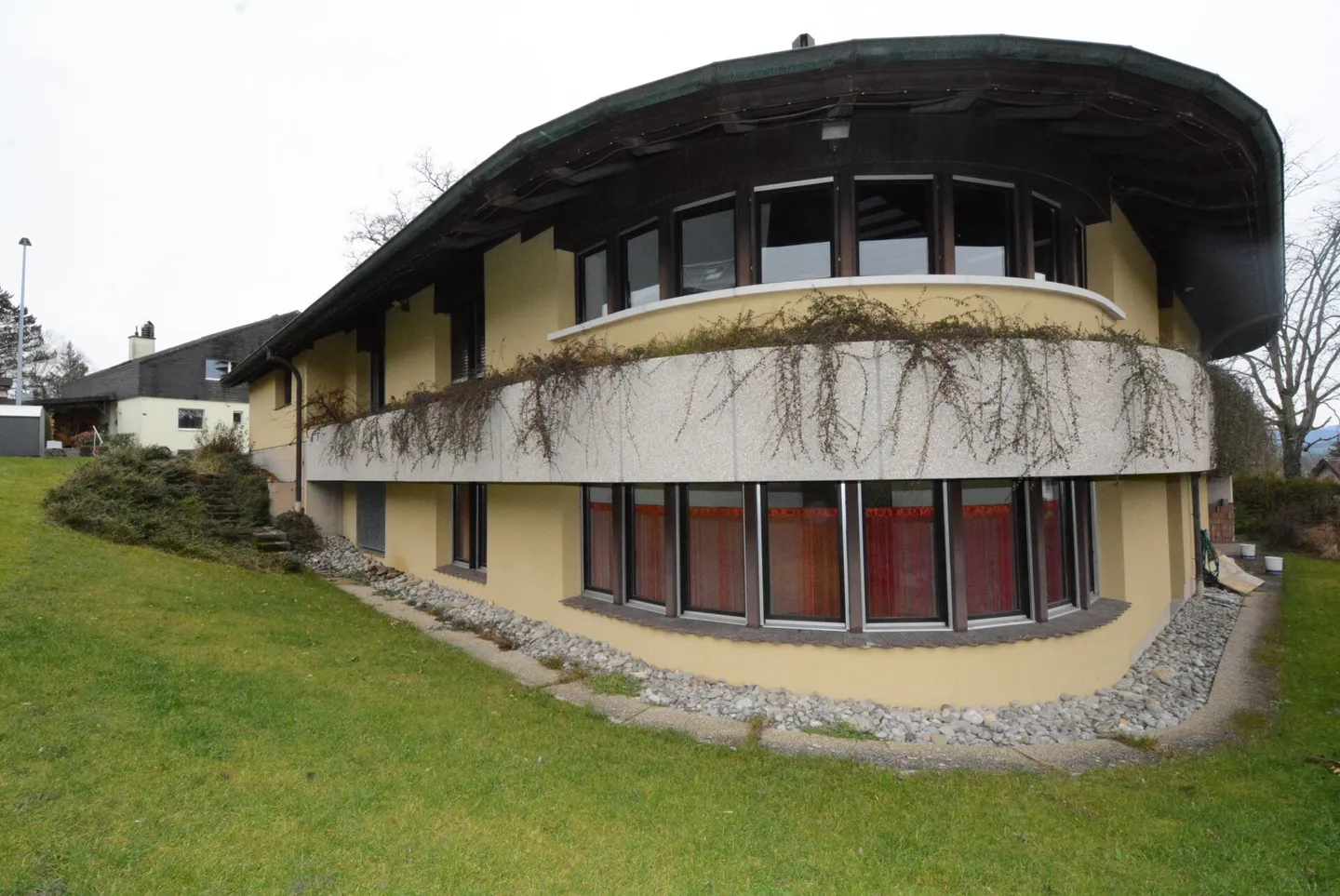 A House with Character - Villa with Charm from the 1980s - Photo 8 of 14