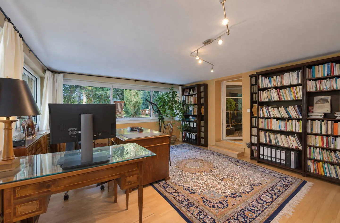 Charming house with beautiful garden in a quiet neighborhood - Photo 10 of 12