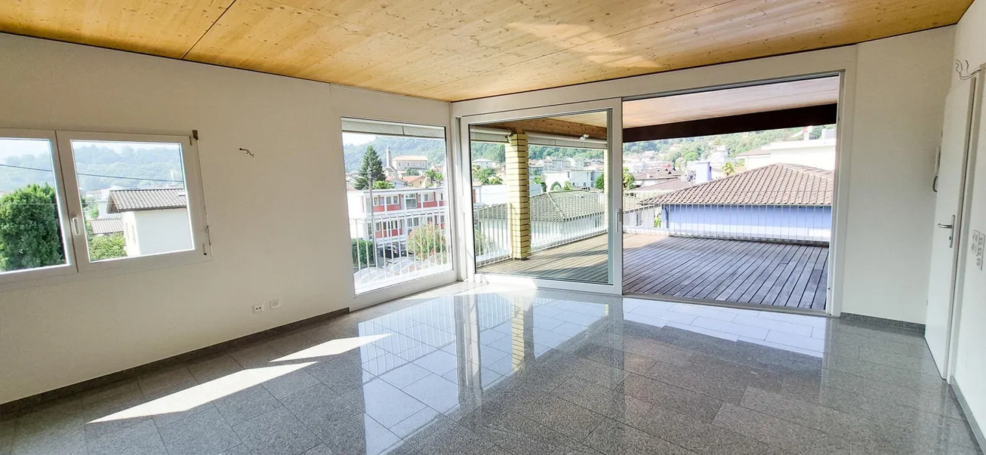 Spazioso appartamento attico a Losone - Foto 1 di 16