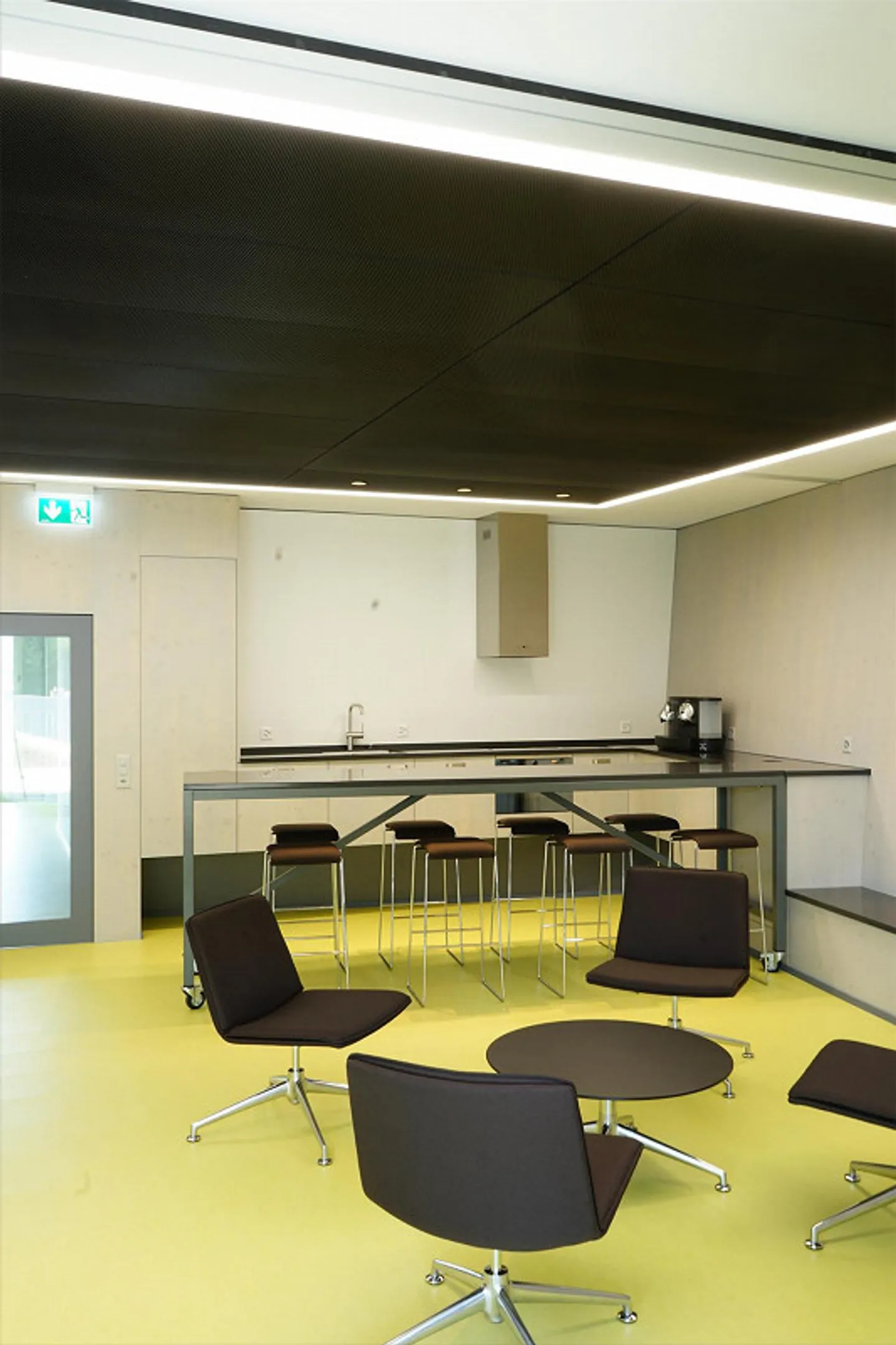 Maggiore spazio per le tue idee - Ufficio moderno con vista - Foto 8 di 9