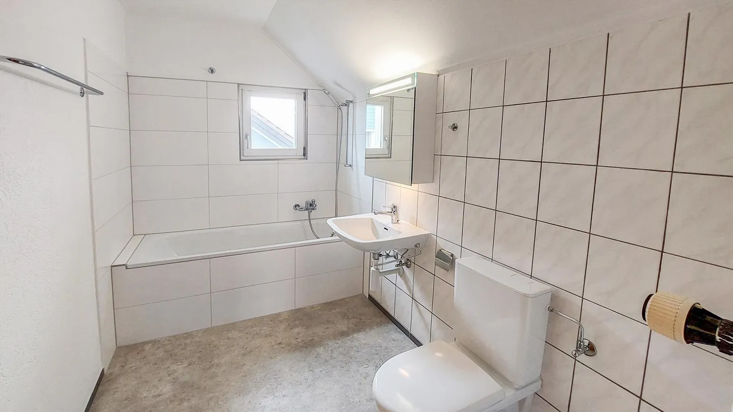 Charming 3.5-room attic apartment with garden use including outdoor space - Photo 5 of 7