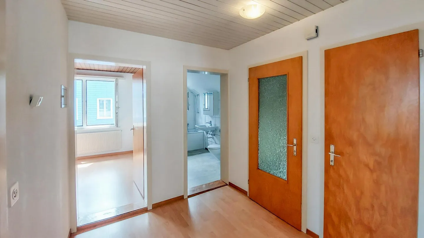Charming 3.5-room attic apartment with garden use including outdoor space - Photo 3 of 7