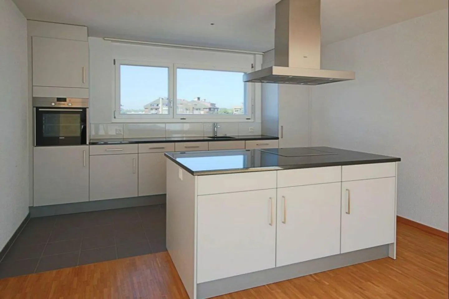 Beautiful apartment seeks new tenant! - Photo 1 of 8