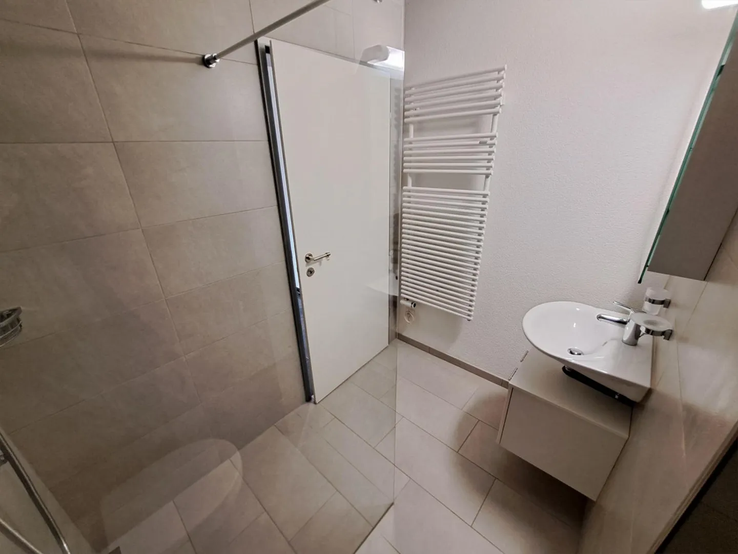 Moderne 4.5-Zimmerwohnung im Dachgeschoss mit Schwedenofen - 120 m2! - Foto 4 von 10