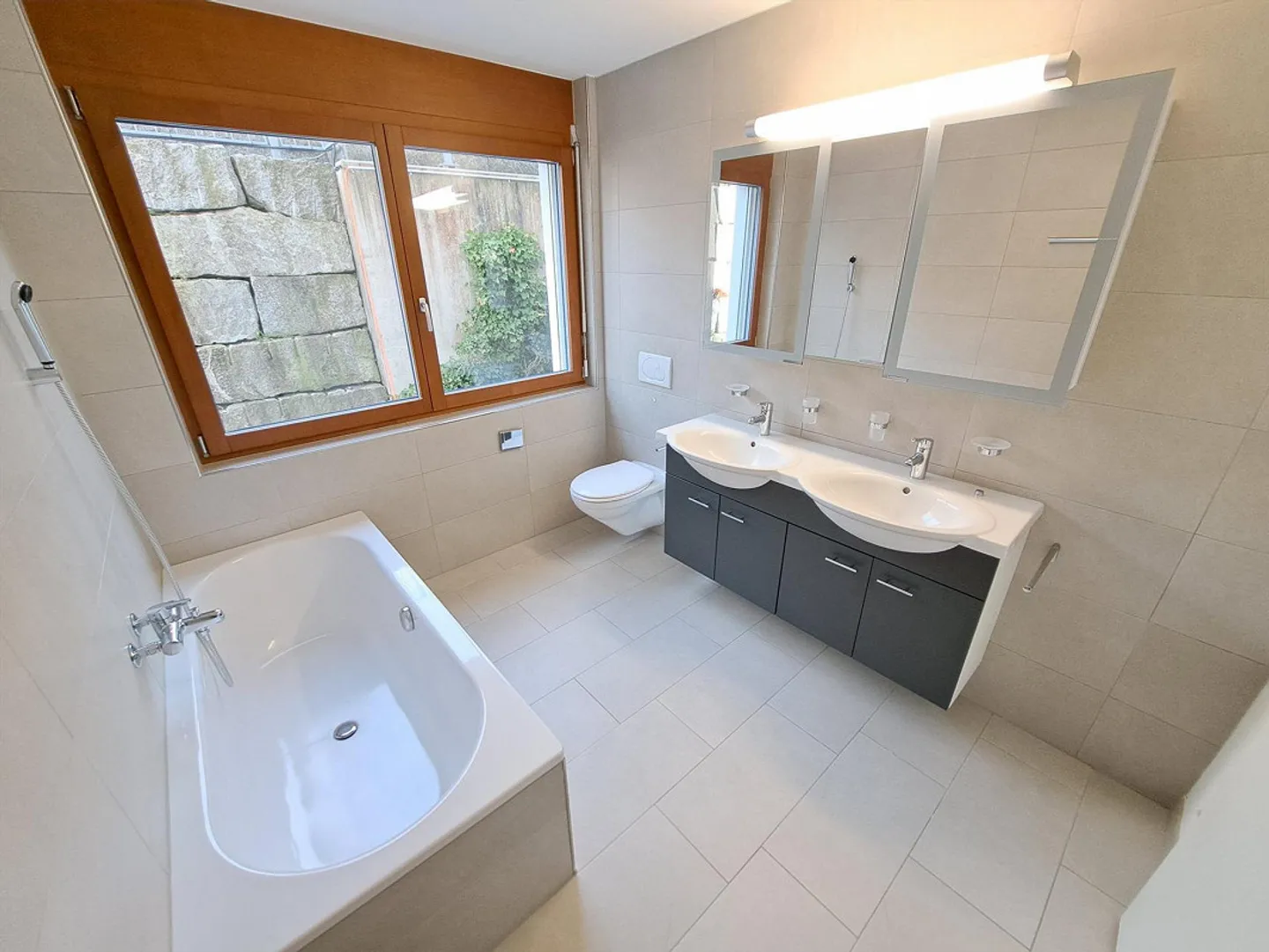 Moderne 4.5-Zimmerwohnung im Dachgeschoss mit Schwedenofen - 120 m2! - Foto 3 von 10