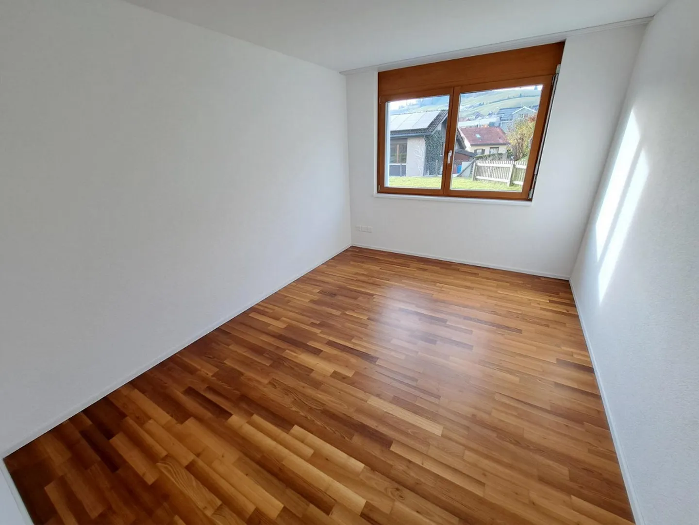Moderne 4.5-Zimmerwohnung im Dachgeschoss mit Schwedenofen - 120 m2! - Foto 7 von 10