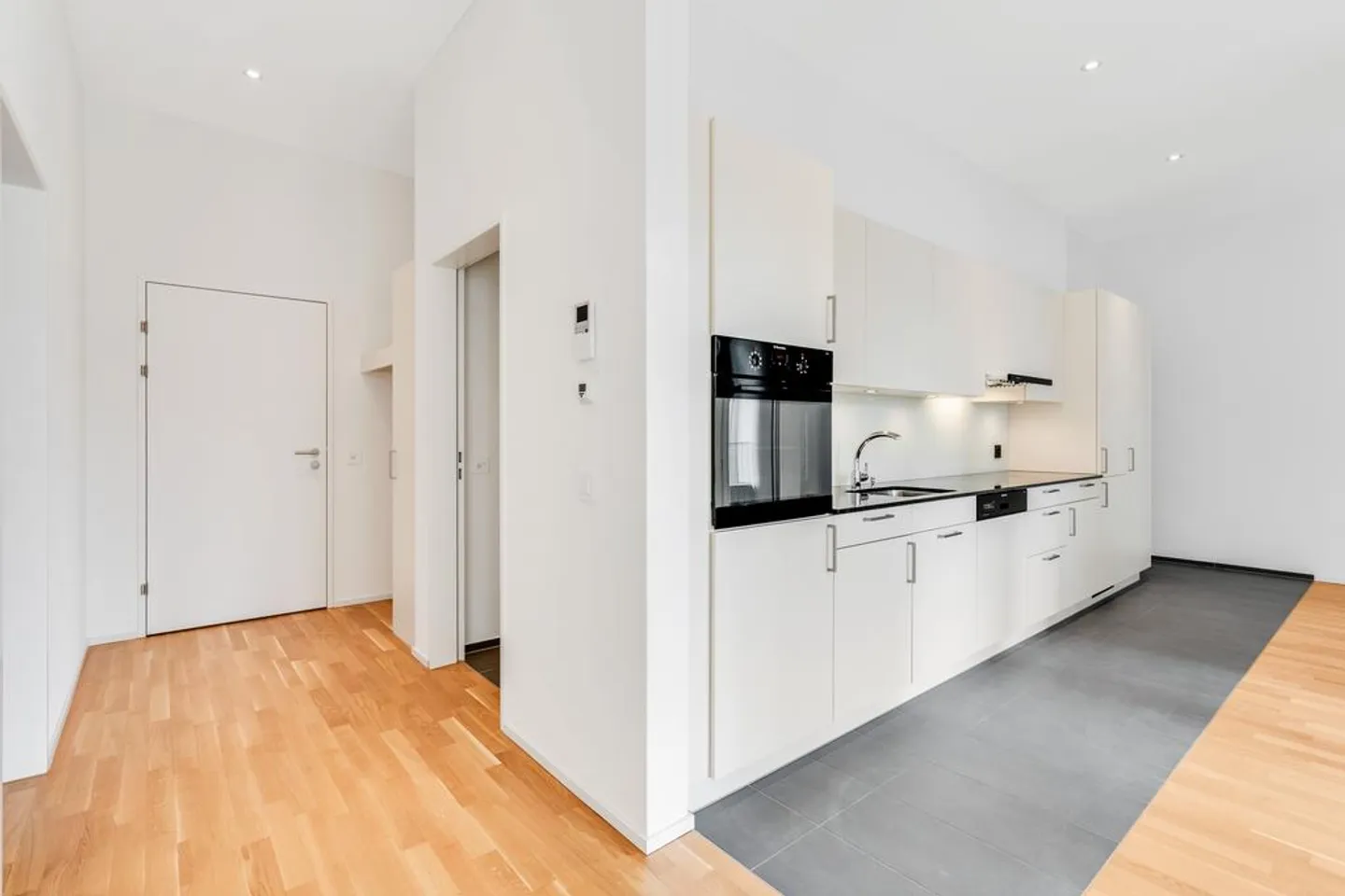 Appartement spacieux d'une seule pièce au cœur d'Altstätten - Photo 2 sur 7