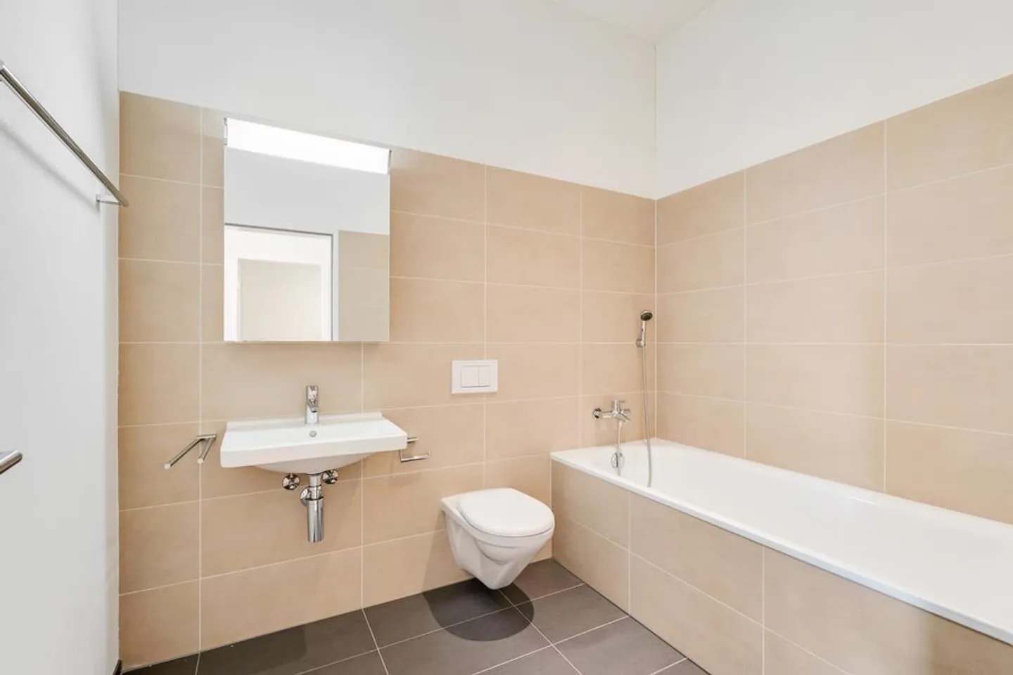 Appartement spacieux d'une seule pièce au cœur d'Altstätten - Photo 3 sur 7
