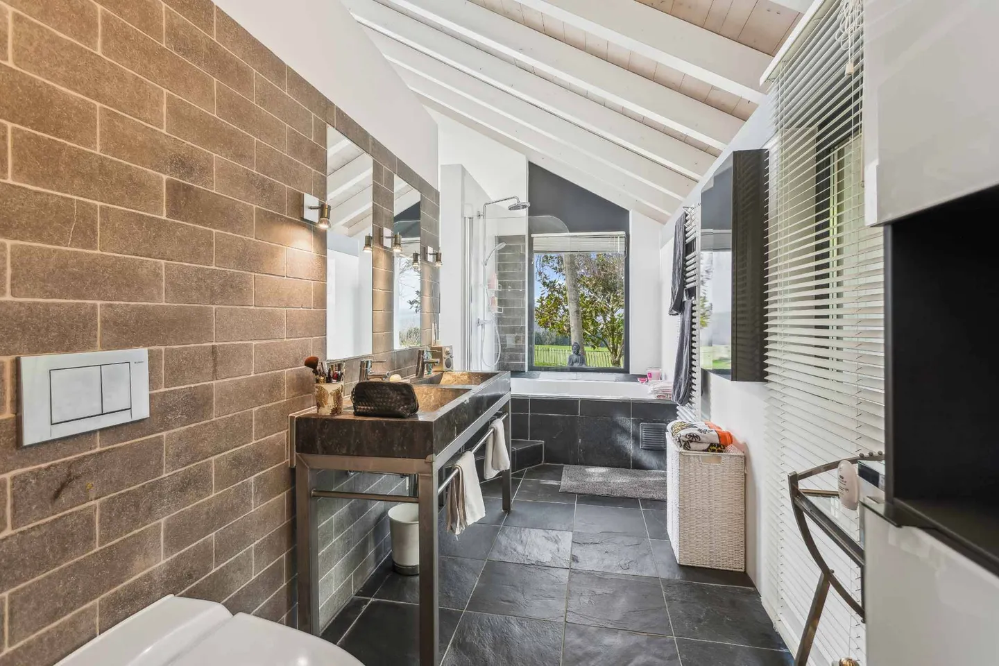 Modern Architect Villa with 7.5 Rooms and Swimming Pool - Photo 8 of 13