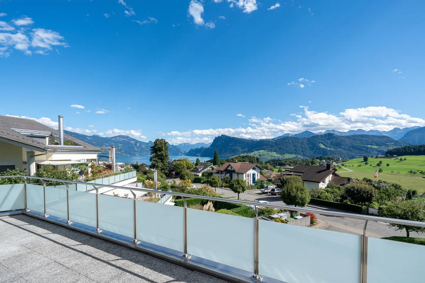 Exklusiv wohnen mit Panoramablick auf See und Berge - Foto 1 von 14
