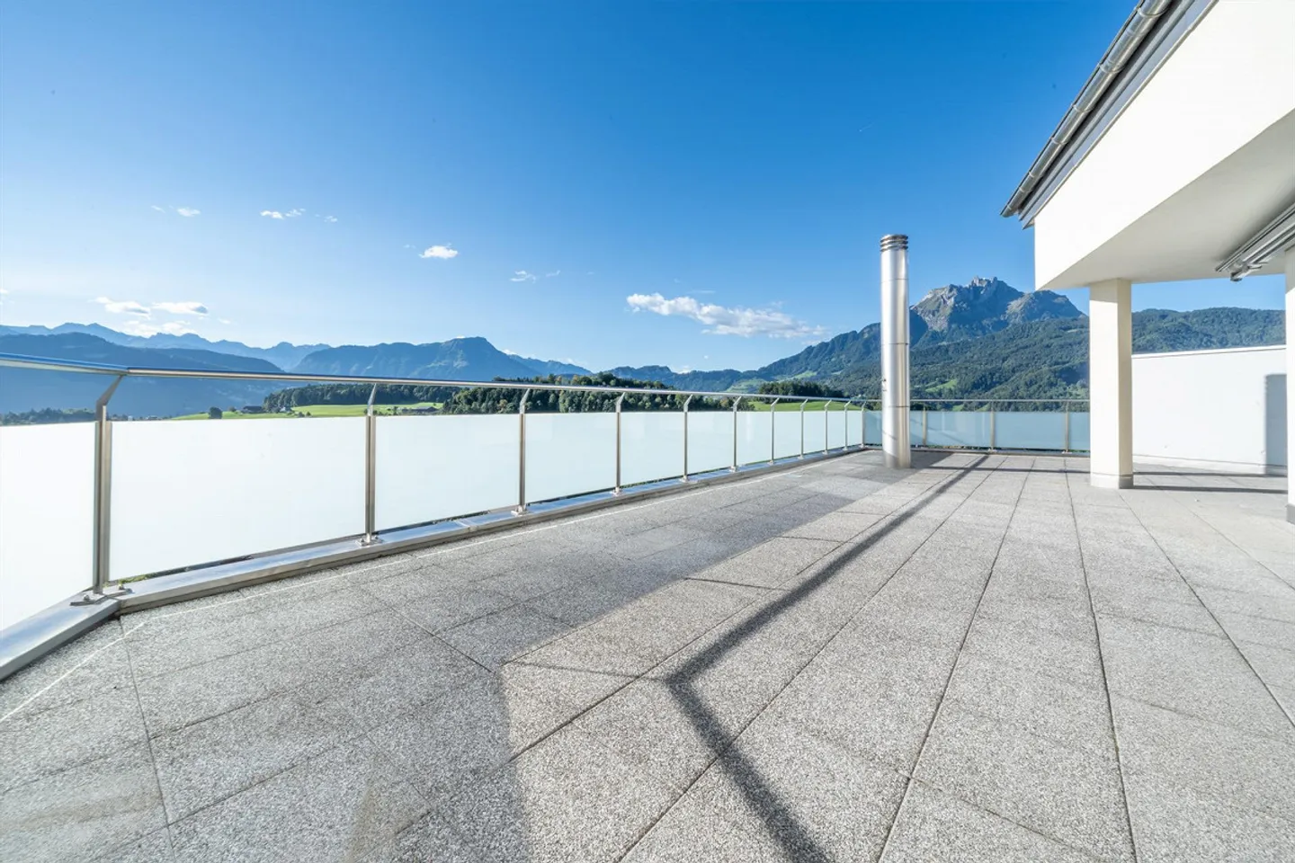 Exklusiv wohnen mit Panoramablick auf See und Berge - Foto 2 von 14