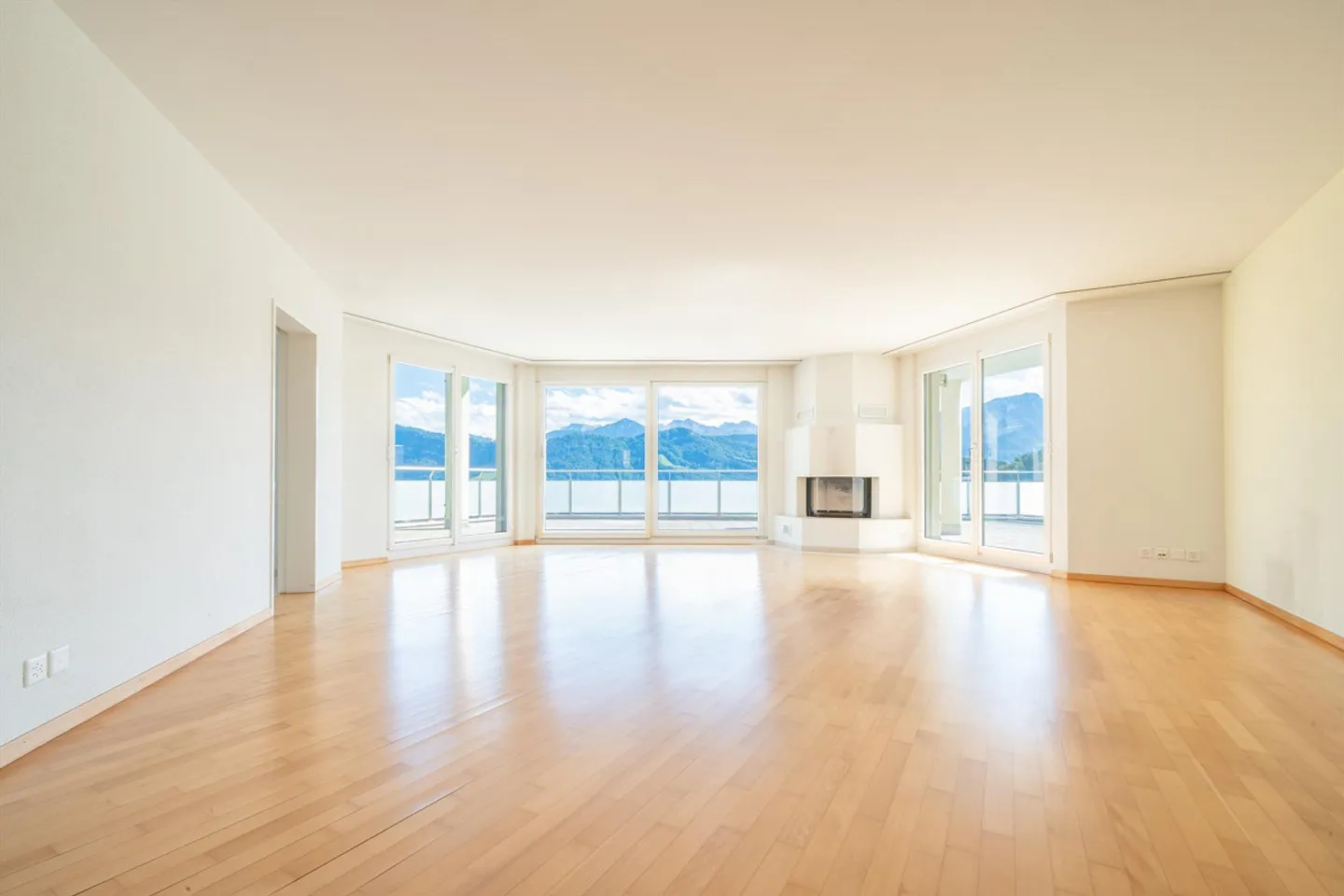 Exklusiv wohnen mit Panoramablick auf See und Berge - Foto 4 von 14