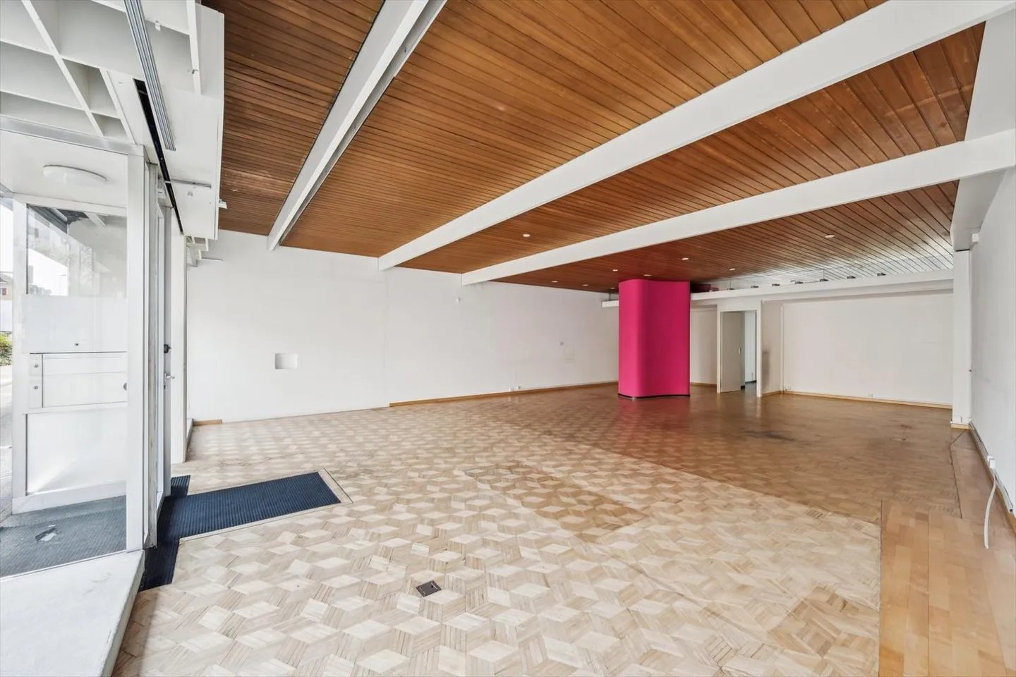 Espace commercial attrayant avec grande vitrine dans un emplacement de choix - Photo 3 sur 10