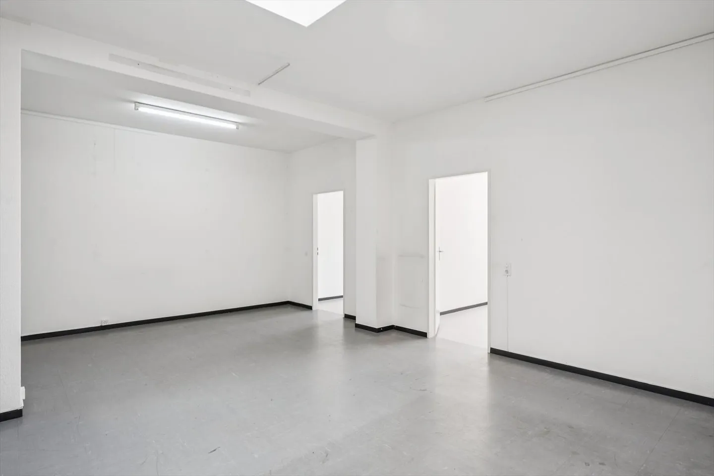 Espace commercial attrayant avec grande vitrine dans un emplacement de choix - Photo 4 sur 10