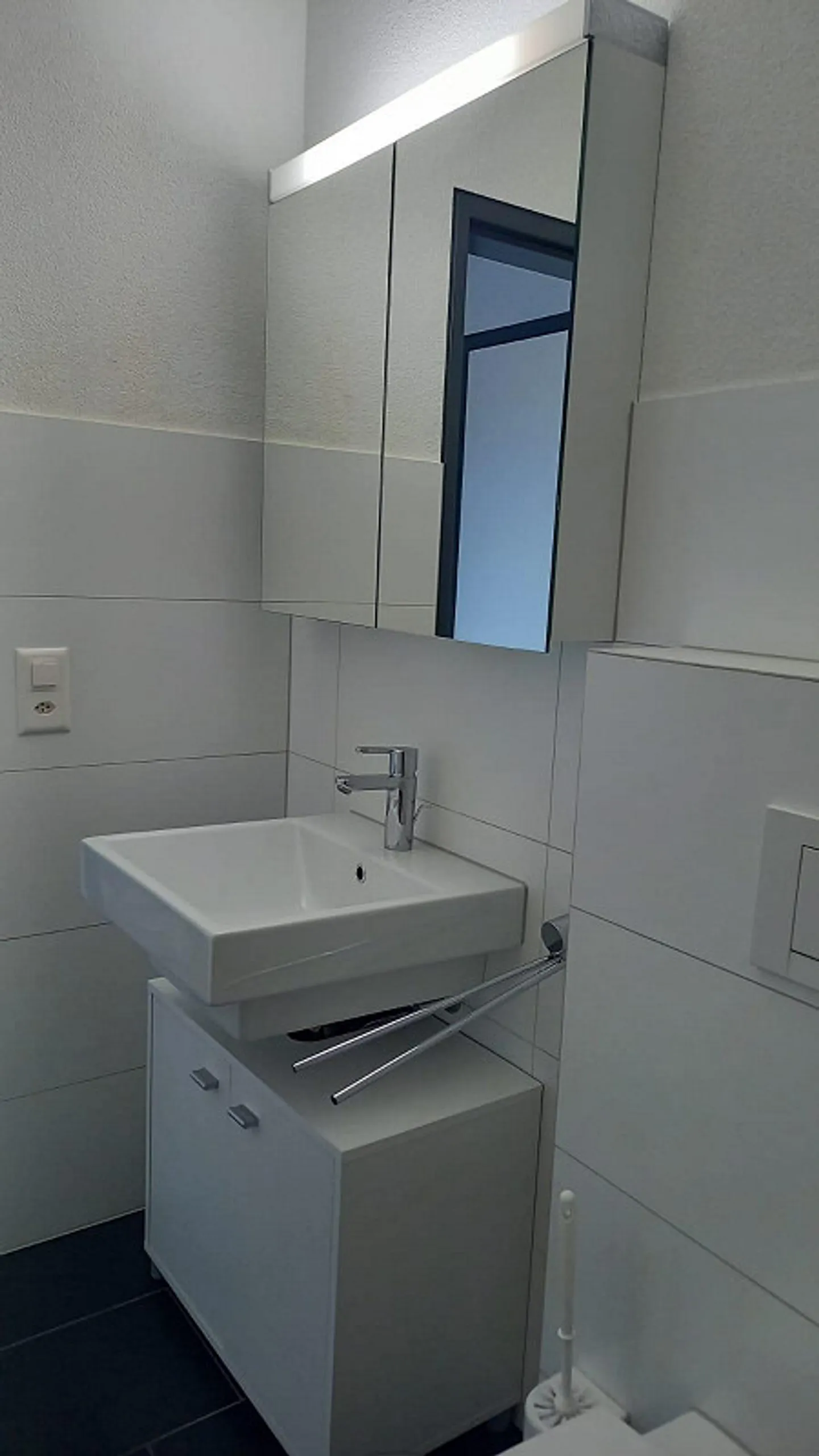 Beautiful basement apartment - Photo 4 of 9