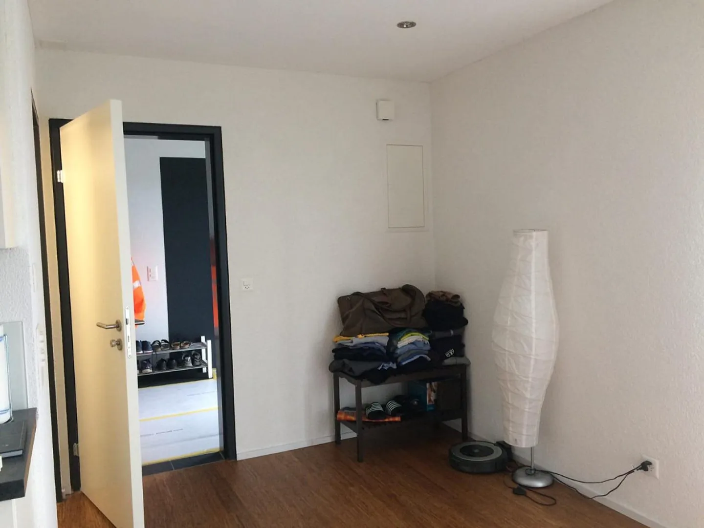 Beautiful basement apartment - Photo 5 of 9