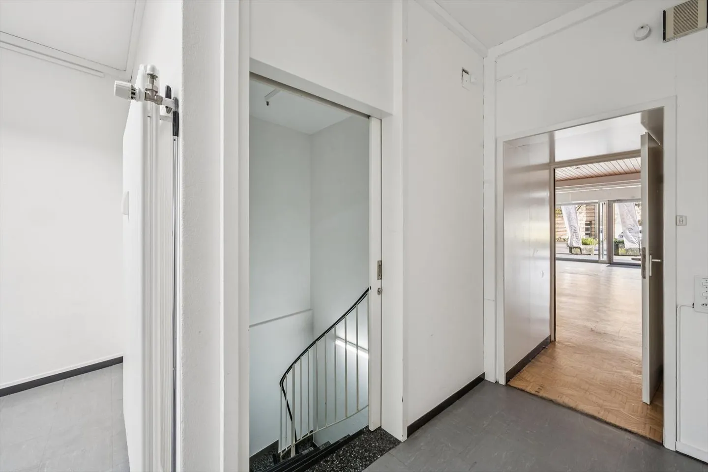 Espace commercial attrayant avec grande vitrine dans un emplacement de choix - Photo 8 sur 10