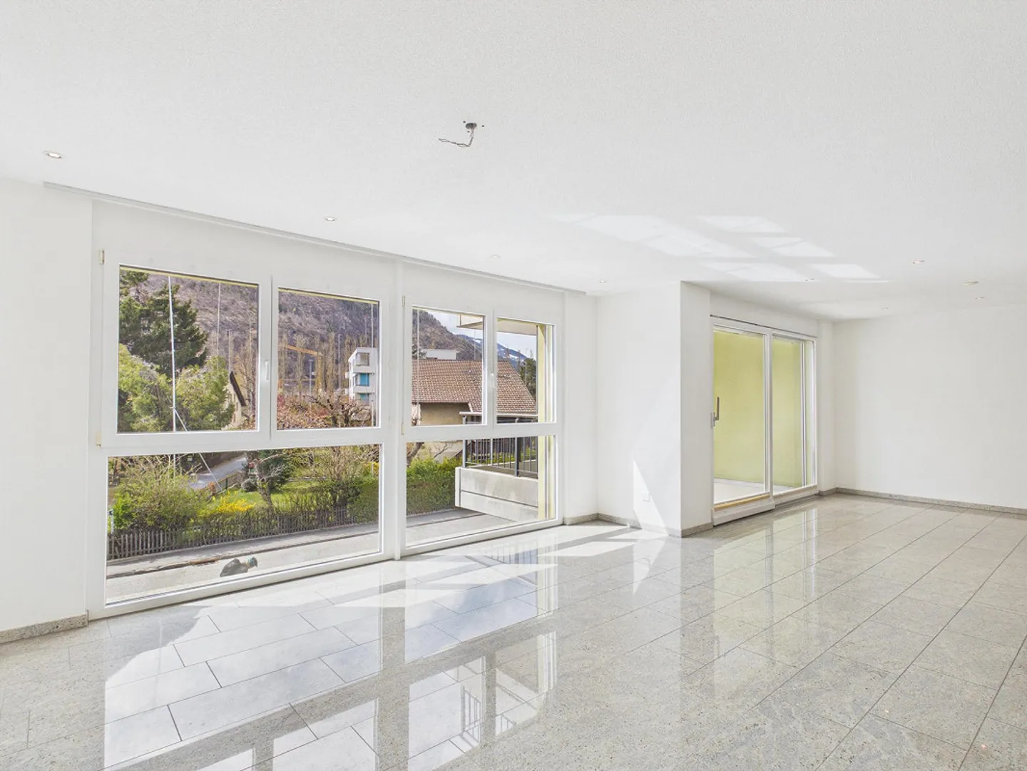 Vivere elegante con loggia in un quartiere popolare a Visp - Foto 2 di 11