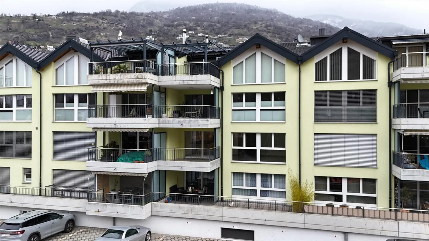 Vivere elegante con loggia in un quartiere popolare a Visp - Foto 10 di 11